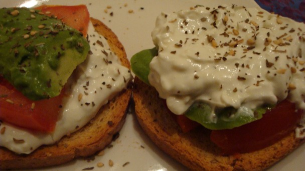 Tostadas de aguacates al roquefort